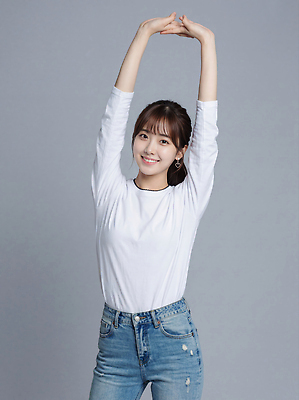 JPG 편집이미지 여자 감정 포즈 티셔츠 모션 건강 미소 청춘 운동 스트레칭 방 흰색 청바지 팔 의료성형뷰티 편집실사 AI인물포토 AI콘텐츠 컬러 컨셉 셔츠 바지 표정 사람 신체부위 CG 파일형식 AI포토