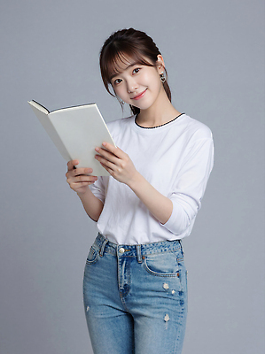 JPG 편집이미지 헤어스타일 포즈 티셔츠 모션 스튜디오 조명 웃음 사람 책 촬영 청바지 읽기 이미지 의료성형뷰티 편집실사 AI인물포토 AI콘텐츠 셔츠 바지 표정 CG 파일형식 AI포토