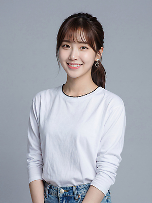 JPG 모델 편집이미지 여자 포즈 실내 대화 미소 웃음 상반신 귀걸이 촬영 소통 의료성형뷰티 편집실사 컨셉 장신구 표정 말하기 사람 내부 CG 파일형식