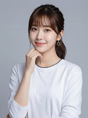 JPG 모델 편집이미지 긴머리 헤어스타일 손 여자 포즈 백그라운드 미소 웃음 사람 장식 머리 귀걸이 촬영 턱 의료성형뷰티 편집실사 AI인물포토 AI콘텐츠 장신구 표정 신체부위 CG 파일형식 AI포토