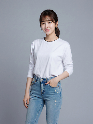 JPG 모델 편집이미지 여자 패션 포즈 회색배경 미소 카메라 촬영 청바지 단순화된 의료성형뷰티 스타일 편집실사 AI인물포토 AI콘텐츠 백그라운드 바지 표정 사람 전자제품 회색 CG 파일형식 AI포토