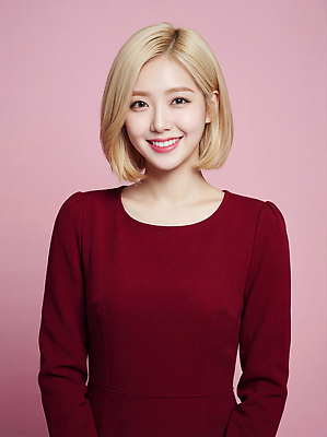 JPG 모델 편집이미지 헤어스타일 여자 패션 얼굴 캠페인 포즈 표정 미소 뷰티 촬영 긍정 의료성형뷰티 스타일 외모 분홍색배경 편집실사 AI인물포토 AI콘텐츠 분홍색 백그라운드 컨셉 사람 신체부위 CG 파일형식 AI포토