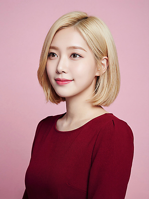 JPG 모델 편집이미지 헤어스타일 옷 여자 패션 캠페인 분홍색 포즈 백그라운드 짧은머리 미소 사람 빨간색 금발 촬영 긍정 의료성형뷰티 편집실사 컬러 컨셉 표정 CG 파일형식