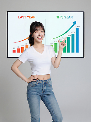 JPG 모델 편집이미지 여자 비즈니스 손가락 통계 그래프 새해 웃음 자료 청바지 가리킴 발표 비교 결심 의료성형뷰티 편집실사 손 컨셉 바지 표정 사람 손짓 CG 파일형식