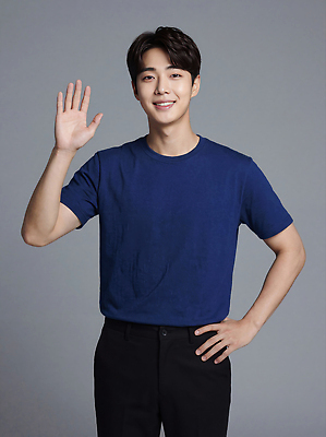 JPG 편집이미지 손 옷 남자 감정 포즈 백그라운드 표정 미소 사람 파란색 친구 소통 손흔들기 의료성형뷰티 편집실사 AI인물포토 AI콘텐츠 컬러 컨셉 관계 모션 신체부위 CG 파일형식 AI포토