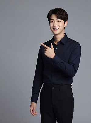 JPG 편집이미지 남자 포즈 손가락 모션 회색배경 스튜디오 미소 점프 촬영 가리킴 즐거움 의료성형뷰티 편집실사 AI인물포토 AI콘텐츠 손 감정 백그라운드 표정 사람 손짓 회색 CG 파일형식 AI포토