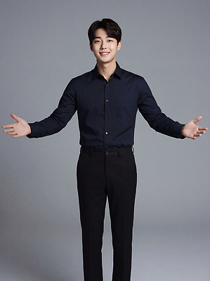 JPG 편집이미지 손 옷 남자 포즈 백그라운드 모션 웃음 사람 앞모습 촬영 표현 단순화된 의료성형뷰티 편집실사 AI인물포토 AI콘텐츠 뷰포인트 표정 신체부위 CG 파일형식 AI포토