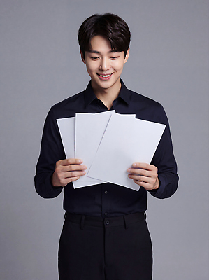 JPG 편집이미지 손 남자 종이 백그라운드 셔츠 모션 회의 직장 표정 미소 사람 사무실 흰색 의료성형뷰티 편집실사 AI인물포토 AI콘텐츠 컬러 상의 회사 비즈니스 신체부위 CG 파일형식 AI포토