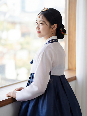 JPG 편집이미지 전통 긴머리 응시 옷 여자 명절 생각 새해 한국 밝음 서기 풍경 야외 방 편안함 한복 창가 의료성형뷰티 편집실사 한국전통 헤어스타일 시선 기념일 아시아 창문 모션 사람 감각 전통의상 CG 파일형식