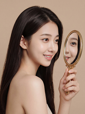 표정 사람 내부 신체부위 CG 파일형식 여자 거울 얼굴 미소 백그라운드 조명 실내 촬영 손 머리 헤어스타일 뷰티풀 편집실사 편집이미지 JPG 의료성형뷰티 뷰티