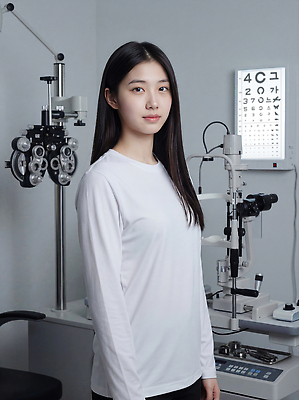 JPG 편집이미지 여자 의료기기 병원 공간 의사 검사_조사 시력 안과 시력검사 안경점 방문객 전문 의료성형뷰티 검안사 편집실사 AI인물포토 AI콘텐츠 직업 의학 사람 상점 의료진 CG 파일형식 안경사 AI포토