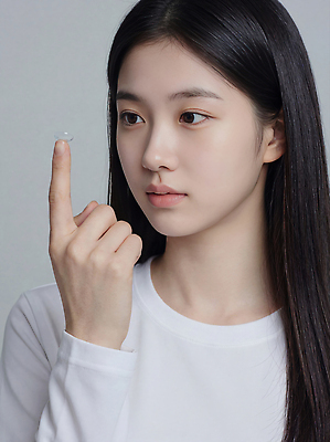 JPG 편집이미지 응시 얼굴 손가락 모션 표정 밝음 소녀 앞모습 방 물방울 집중 호기심 싱글 장면 안과 의료성형뷰티 편집실사 AI인물포토 AI콘텐츠 손 시선 여자 감정 어린이 뷰포인트 컨셉 병원 신체부위 CG 파일형식 AI포토