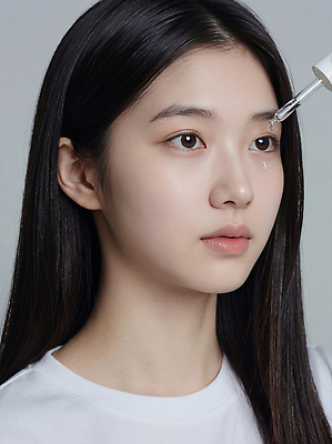 JPG 편집이미지 얼굴 백그라운드 뷰티 상품 피부 피부관리 바르기 장면 스킨케어 안과 의료성형뷰티 세럼 수분_꽃가루 편집실사 AI인물포토 AI콘텐츠 모션 병원 신체부위 화장품 CG 파일형식 AI포토