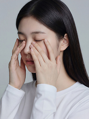 JPG 편집이미지 손 여자 감정 여유 얼굴 휴식 스트레스 건강 피곤 마사지 집중 피부 안과 자기관리 의료성형뷰티 편집실사 AI인물포토 AI콘텐츠 컨셉 병원 사람 신체부위 CG 파일형식 AI포토