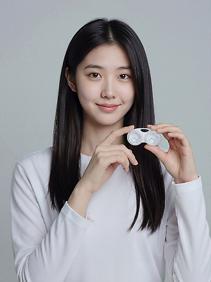 JPG 편집이미지 손 여자 백그라운드 건강 일상 뷰티 오브젝트 보관함 안과 밝은색 시야 콘택트렌즈 의료성형뷰티 편집실사 병원 사람 라이프 신체부위 CG 파일형식