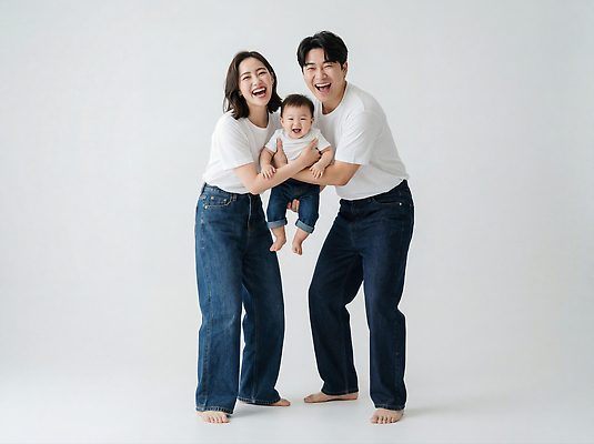 JPG 편집이미지 행복 감정 어린이 가족 함께함 실내 사랑 웃음 부모 표현 아기 즐거움 순간 의료성형뷰티 편집실사 컨셉 관계 표정 사람 내부 CG 파일형식