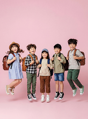 JPG 편집이미지 초등학생 어린이 분홍색 백그라운드 가방 학교 모션 웃음 친구 소풍 점프 유치원 캠핑 그룹 즐거움 의료성형뷰티 편집실사 AI인물포토 AI콘텐츠 학생 잡화 교육 감정 컬러 관계 레저 표정 사람 야외활동 CG 파일형식 AI포토