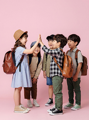 JPG 편집이미지 손 패션 초등학생 어린이 분홍색 백그라운드 가방 학교 놀이 웃음 일상 친구 모임 즐거움 발가락 사진관 의료성형뷰티 편집실사 AI인물포토 AI콘텐츠 학생 잡화 교육 감정 컬러 관계 발 표정 사람 라이프 신체부위 CG 파일형식 AI포토