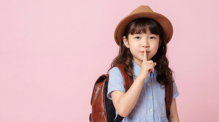 JPG 편집이미지 초등학생 어린이 분홍색 백그라운드 가방 손가락 입 단발머리 비밀 조용 의료성형뷰티 편집실사 AI인물포토 AI콘텐츠 학생 헤어스타일 손 잡화 컬러 컨셉 사람 신체부위 CG 파일형식 AI포토