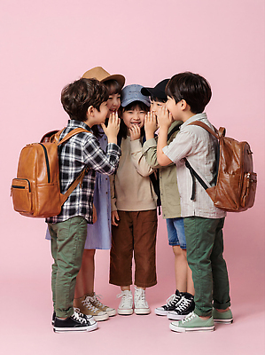 JPG 편집이미지 옷 초등학생 어린이 분홍색 백그라운드 가방 모션 놀이 대화 웃음 친구 귓속말 즐거움 장면 의료성형뷰티 편집실사 AI인물포토 AI콘텐츠 학생 잡화 감정 컬러 관계 표정 말하기 사람 CG 파일형식 AI포토