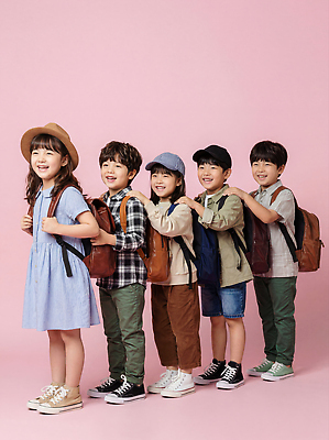 학생 잡화 감정 컬러 관계 표정 사람 야외활동 CG 파일형식 AI포토 어린이 가방 포즈 촬영 분홍색 나란히 웃음 사진관 백그라운드 이벤트 소풍 친구 즐거움 패션 편집실사 편집이미지 JPG 의료성형뷰티 초등학생 AI인물포토 AI콘텐츠