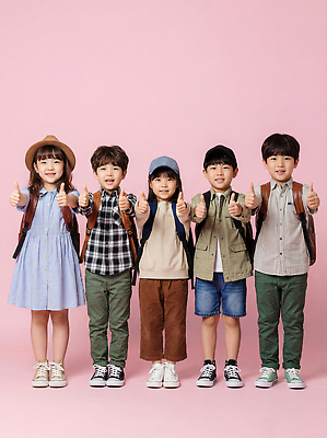 JPG 편집이미지 옷 초등학생 어린이 분홍색 백그라운드 가방 손가락 가족 모션 서기 미소 소녀 소년 친구 놀기 의료성형뷰티 편집실사 AI인물포토 AI콘텐츠 학생 손 잡화 여자 남자 컬러 관계 표정 사람 CG 파일형식 AI포토