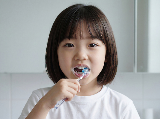 JPG 편집이미지 라이프스타일 어린이 가족 아침 건강 웃음 뷰티 욕실 양치 칫솔 세면대 치아건강 의료성형뷰티 편집실사 AI인물포토 AI콘텐츠 주간 관계 표정 사람 생활 위생용품 청결 CG 파일형식 AI포토