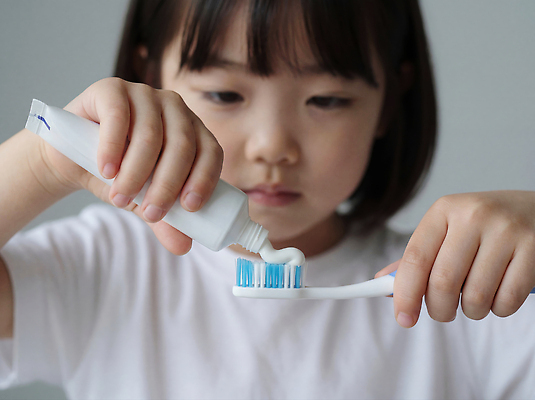 JPG 편집이미지 어린이 티셔츠 모션 아침 건강 일상 양치 치아 위생 칫솔 구강 집중 준비 장면 치약 치아건강 의료성형뷰티 편집실사 AI인물포토 AI콘텐츠 주간 컨셉 셔츠 사람 라이프 위생용품 청결 입 소화기관 CG 파일형식 AI포토