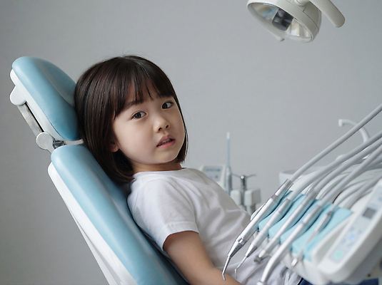 JPG 편집이미지 어린이 의자 의학 건강 치과 치료 여름 진료 의사 도구 기다림 치아 수술실 진료실 치아건강 의료성형뷰티 편집실사 AI인물포토 AI콘텐츠 계절 가구 모션 병원 사람 의료진 소화기관 CG 파일형식 AI포토