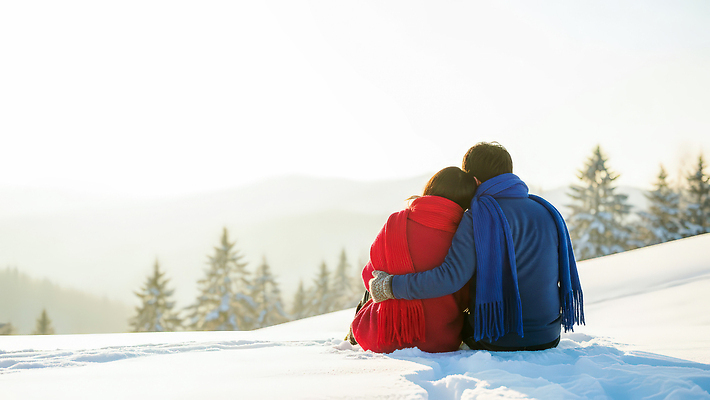 JPG 편집이미지 겨울 포옹 자연 휴식 따뜻함 사랑 풍경 두명 햇빛 외투 언덕 소통 의료성형뷰티 편집실사 AI인물포토 AI콘텐츠 계절 감정 컨셉 상의 안기 사람 태양 CG 생태계 파일형식 AI포토