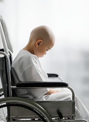 JPG 편집이미지 옷 감정 어린이 생각 창문 의학 실내 밝음 병원 치료 고통 환자 도구 휠체어 고민 의료성형뷰티 편집실사 AI인물포토 AI콘텐츠 사람 내부 CG 파일형식 AI포토