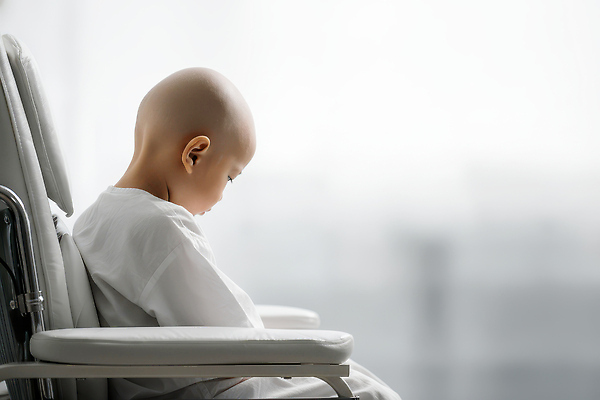 JPG 편집이미지 어린이 의자 건강 병원 치료 머리 공간 고통 환자 집중 문제 보호자 심리 의료성형뷰티 편집실사 AI인물포토 AI콘텐츠 감정 가구 컨셉 의학 사람 신체부위 CG 파일형식 AI포토