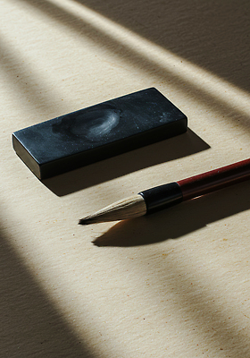 JPG 편집이미지 예술 컬러 탁자 수업 서예 그림자 빛 도구 붓 작업 먹 오브젝트 준비 창작 편집실사 AI포토 AI콘텐츠 한국전통 교육 가구 CG 파일형식