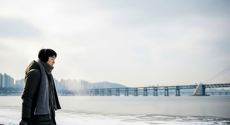 JPG 편집이미지 옷 남자 생각 겨울 하늘 바람 날씨 서기 풍경 강 도시 강가 의료성형뷰티 편집실사 AI인물포토 AI콘텐츠 자연요소 계절 모션 사람 CG 파일형식 AI포토