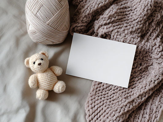 JPG 편집이미지 인형 컬러 백그라운드 식탁 실내 촬영 곰인형 카드 메시지 실 담요 오브젝트 니트 아이템 목업 편집실사 AI포토 AI콘텐츠 상의 탁자 내부 CG 파일형식