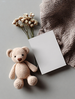 JPG 편집이미지 디자인 꽃다발 탁자 장식 인테리어 곰인형 회색 아기 직물 카드 메시지 오브젝트 손뜨개 목업 편집실사 AI포토 AI콘텐츠 꽃 인형 컬러 가구 사람 CG 파일형식