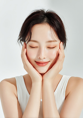 JPG 주간 편집이미지 손 여자 행복 감정 얼굴 백그라운드 미소 웃음 뷰티 평화 표현 찡그림 피부 감싸기 의료성형뷰티 편집실사 AI인물포토 AI콘텐츠 자연요소 컨셉 모션 표정 사람 신체부위 CG 파일형식 AI포토