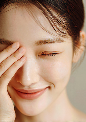 JPG 편집이미지 손 여자 행복 감정 얼굴 포즈 백그라운드 표정 미소 뷰티 촬영 피부 심플 뷰티풀 의료성형뷰티 편집실사 AI인물포토 AI콘텐츠 사람 신체부위 CG 파일형식 AI포토