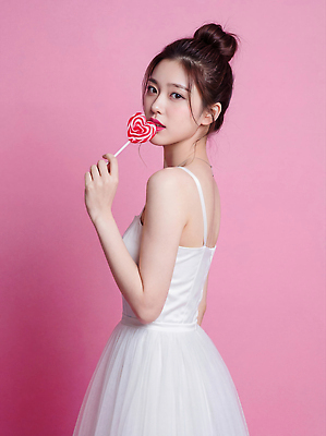 JPG 모델 편집이미지 헤어스타일 드레스 여자 패션 분홍색 포즈 백그라운드 스튜디오 사탕 미소 뷰티 카메라 촬영 의료성형뷰티 스타일 편집실사 AI인물포토 AI콘텐츠 옷 컬러 디저트 표정 사람 전자제품 CG 파일형식 AI포토