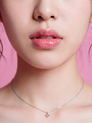 JPG 편집이미지 여자 패션 얼굴 분홍색 포즈 백그라운드 목걸이 뷰티 표현 피부 목 뷰티풀 의료성형뷰티 스타일 편집실사 AI인물포토 AI콘텐츠 컬러 장신구 사람 신체부위 CG 파일형식 AI포토