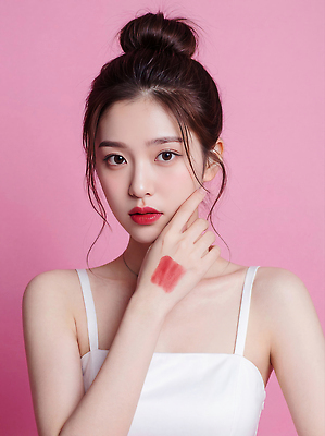 JPG 모델 편집이미지 손 여자 패션 분홍색 컬러 포즈 미소 화장 뷰티 카메라 촬영 립스틱 의료성형뷰티 스타일 편집실사 AI인물포토 AI콘텐츠 표정 사람 신체부위 전자제품 화장품 CG 파일형식 AI포토