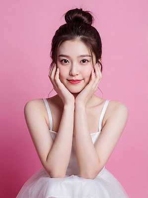 JPG 편집이미지 손 드레스 여자 분홍색 포즈 백그라운드 표정 웃음 청춘 뷰티 머리 묶기 턱 의료성형뷰티 스타일 편집실사 AI인물포토 AI콘텐츠 옷 컬러 컨셉 모션 사람 신체부위 CG 파일형식 AI포토