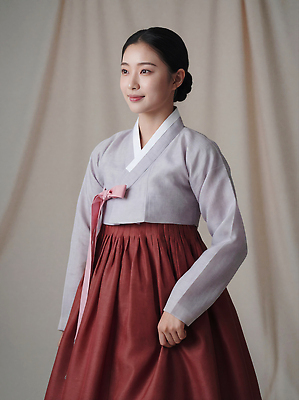 JPG 편집이미지 전통 옷 여자 문화 백그라운드 조명 한국 미소 앞모습 빨간색 회색 전통의상 한복 뷰티풀 의료성형뷰티 편집실사 AI인물포토 AI콘텐츠 한국전통 아시아 뷰포인트 컬러 표정 사람 CG 파일형식 AI포토