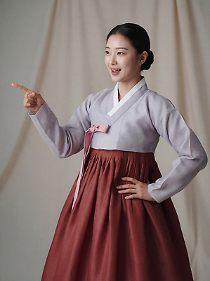 JPG 편집이미지 전통 손 옷 여자 문화 포즈 백그라운드 스튜디오 한국 일상 카메라 가리킴 한복 의료성형뷰티 편집실사 AI인물포토 AI콘텐츠 한국전통 아시아 사람 손짓 라이프 신체부위 전자제품 전통의상 CG 파일형식 AI포토