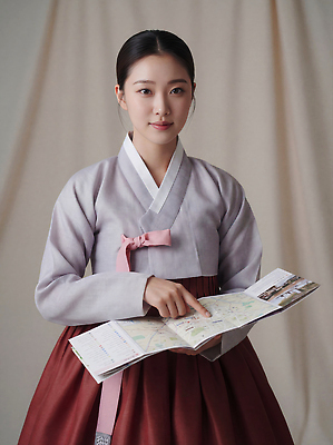 JPG 편집이미지 외관 여자 문화 여행 지도 손가락 조명 한국 실내 미소 가리킴 계획 전통의상 한복 의료성형뷰티 편집실사 AI인물포토 AI콘텐츠 한국전통 전통 손 아시아 컨셉 표정 사람 손짓 내부 CG 파일형식 AI포토