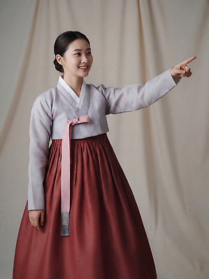 JPG 편집이미지 옷 여자 기념일 문화 백그라운드 손가락 모션 한국 이벤트 앞모습 가리킴 전통의상 한복 의료성형뷰티 편집실사 AI인물포토 AI콘텐츠 한국전통 전통 손 아시아 뷰포인트 사람 손짓 CG 파일형식 AI포토