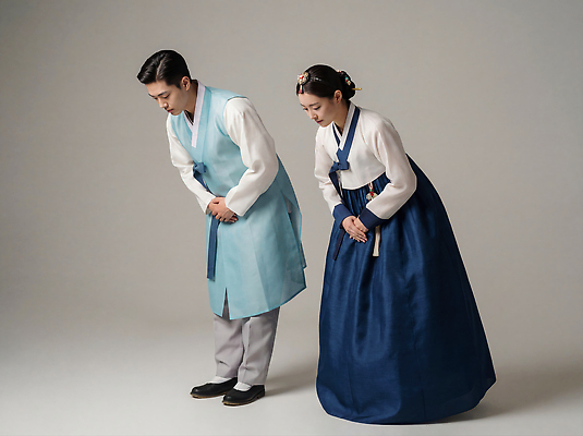 JPG 편집이미지 전통 커플 옷 여자 명절 남자 문화 친절 새해 한국 고개숙이기 이벤트 한국인 예절 인사 한복 의료성형뷰티 편집실사 AI인물포토 AI콘텐츠 한국전통 기념일 아시아 관계 숙이기 사람 동양인 전통의상 CG 파일형식 AI포토