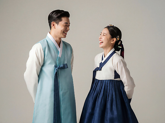 JPG 편집이미지 전통 커플 옷 여자 명절 기념일 남자 행복 문화 새해 한국 대화 웃음 한복 의료성형뷰티 편집실사 AI인물포토 AI콘텐츠 한국전통 감정 아시아 관계 표정 말하기 사람 이벤트 전통의상 CG 파일형식 AI포토