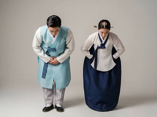 JPG 편집이미지 한국문화 손 커플 옷 여자 명절 남자 새해 실내 고개숙이기 이벤트 만남 예절 인사 전통의상 한복 의료성형뷰티 편집실사 AI인물포토 AI콘텐츠 동양문화 한국전통 전통 기념일 컨셉 관계 한국 숙이기 사람 내부 신체부위 CG 파일형식 AI포토