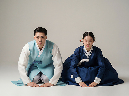 JPG 편집이미지 전통 커플 옷 여자 명절 남자 문화 백그라운드 조명 새해 한국 앉기 이벤트 인사 전통의상 한복 세배 무릎 의료성형뷰티 편집실사 AI인물포토 AI콘텐츠 한국전통 기념일 아시아 관계 모션 사람 신체부위 예절 절_인사 CG 파일형식 AI포토